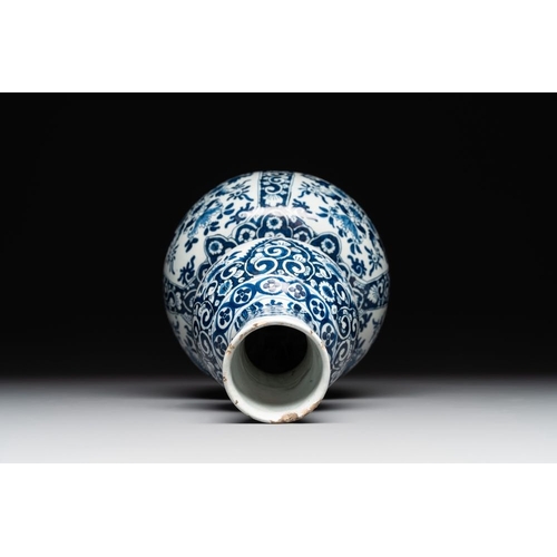 1150 - A Dutch Delft blue and white double gourd vase, Pieter Kam, ca. 1700H.: 28,5 cm
Marked PK for Pieter... 