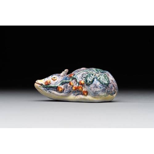 1153 - A polychrome Dutch Delft model of a squirrel, 18th C.Dim.: 10,5 x 5 x 4 cm
... 