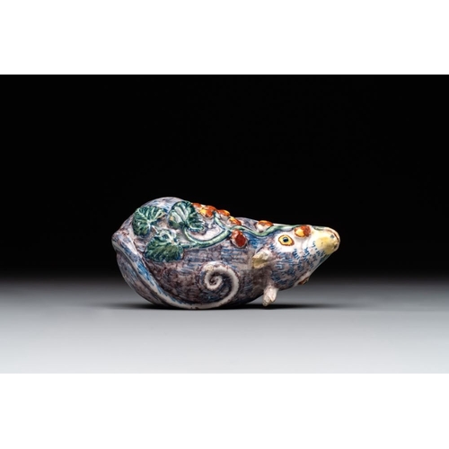 1153 - A polychrome Dutch Delft model of a squirrel, 18th C.Dim.: 10,5 x 5 x 4 cm
... 