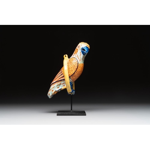 1154 - A polychrome Dutch Delft parrot on a later metal stand, 18/19th C.H.: 26,5 cm