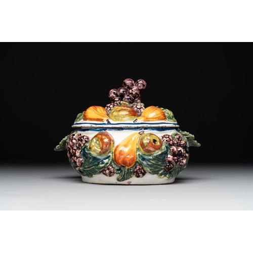 1155 - A polychrome Dutch Delft butter tub in the shape of various fruits, 18th C.L.: 18 cm - H.: 12,6 cm
R... 