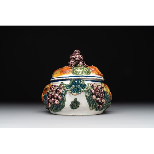 1155 - A polychrome Dutch Delft butter tub in the shape of various fruits, 18th C.L.: 18 cm - H.: 12,6 cm
R... 