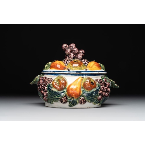 1155 - A polychrome Dutch Delft butter tub in the shape of various fruits, 18th C.L.: 18 cm - H.: 12,6 cm
R... 