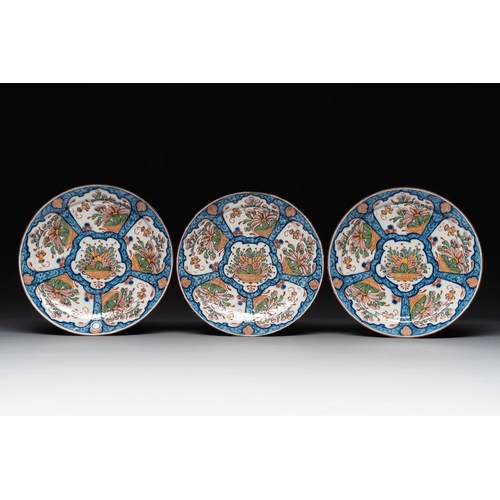 1156 - Seven Dutch Delft polychrome 'flower basket' plates, 18th C.Dia.: 23,7 cm (the largest plate)
Marked... 