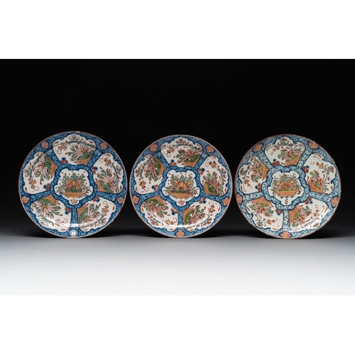 1156 - Seven Dutch Delft polychrome 'flower basket' plates, 18th C.Dia.: 23,7 cm (the largest plate)
Marked... 