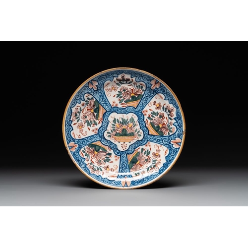 1156 - Seven Dutch Delft polychrome 'flower basket' plates, 18th C.Dia.: 23,7 cm (the largest plate)
Marked... 