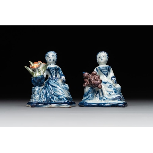 1158 - A pair of polychrome Dutch Delft groups of merchant ladies, 18th C.H.: 7,4 cm