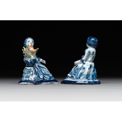 1158 - A pair of polychrome Dutch Delft groups of merchant ladies, 18th C.H.: 7,4 cm