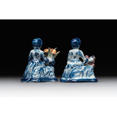 1158 - A pair of polychrome Dutch Delft groups of merchant ladies, 18th C.H.: 7,4 cm