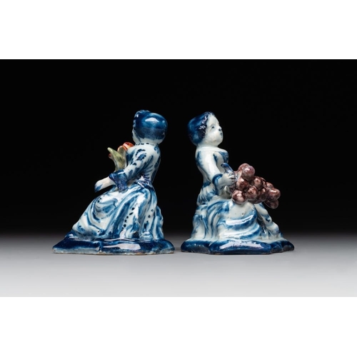 1158 - A pair of polychrome Dutch Delft groups of merchant ladies, 18th C.H.: 7,4 cm