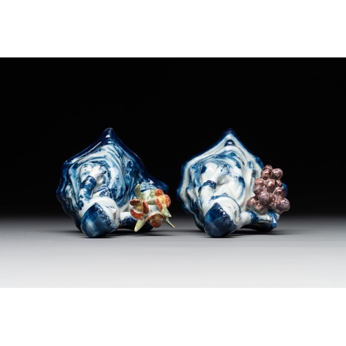 1158 - A pair of polychrome Dutch Delft groups of merchant ladies, 18th C.H.: 7,4 cm