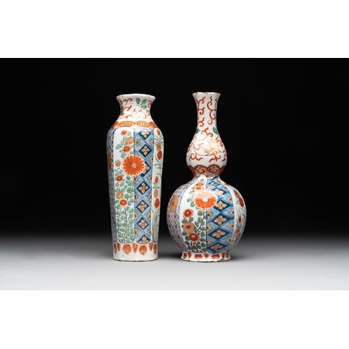 1159 - Two polychrome Dutch Delft petit feu vases with floral design, early 18th C.H.: 19,1 cm (the tallest... 