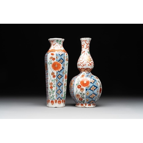 1159 - Two polychrome Dutch Delft petit feu vases with floral design, early 18th C.H.: 19,1 cm (the tallest... 