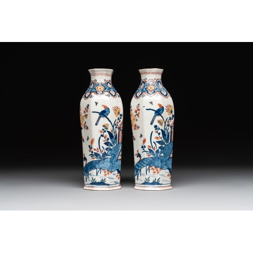 1160 - A pair of polychrome Dutch Delft octagonal chinoiserie vases, 18th C.H.: 20,5 cm
Marked LVE for Lamb... 