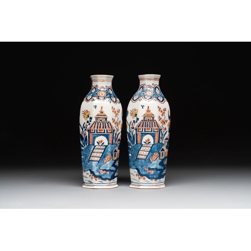 1160 - A pair of polychrome Dutch Delft octagonal chinoiserie vases, 18th C.H.: 20,5 cm
Marked LVE for Lamb... 