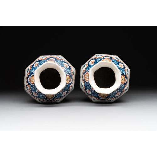 1160 - A pair of polychrome Dutch Delft octagonal chinoiserie vases, 18th C.H.: 20,5 cm
Marked LVE for Lamb... 