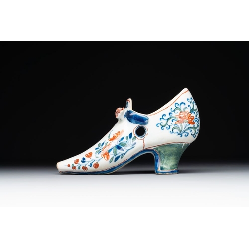 1162 - A Dutch Delft cashmere palette shoe, 18th C.L.: 12 cm - H.: 7,5 cm