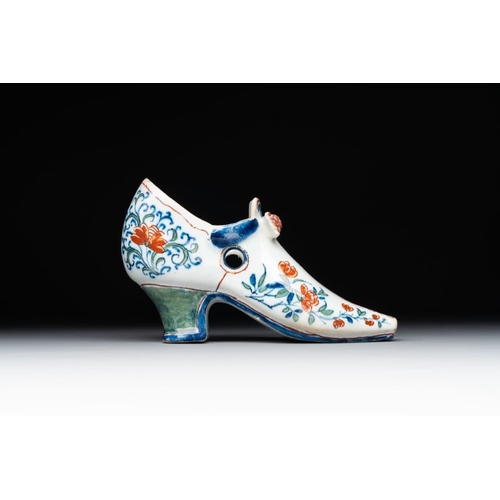 1162 - A Dutch Delft cashmere palette shoe, 18th C.L.: 12 cm - H.: 7,5 cm