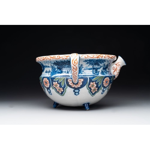 1163 - A rare Dutch Delft cashmere palette posset pot, early 18th C.L.: 31,5 cm - H.: 14,5 cm

... 