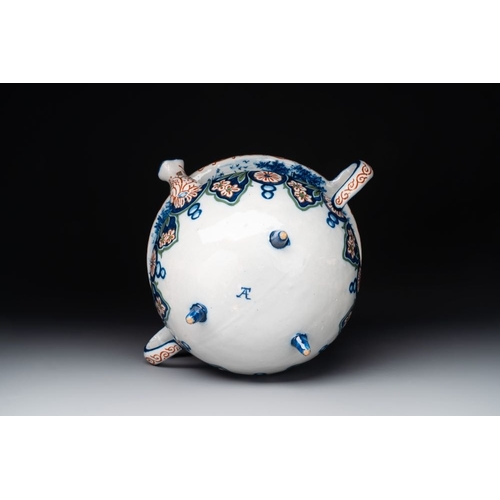 1163 - A rare Dutch Delft cashmere palette posset pot, early 18th C.L.: 31,5 cm - H.: 14,5 cm

... 