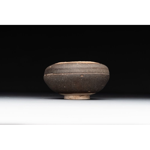 117 - A collection of six Chinese monochrome wares, MingH.: 20,3 cm (the tallest ewer)H.: 6,9 cm (the smal... 