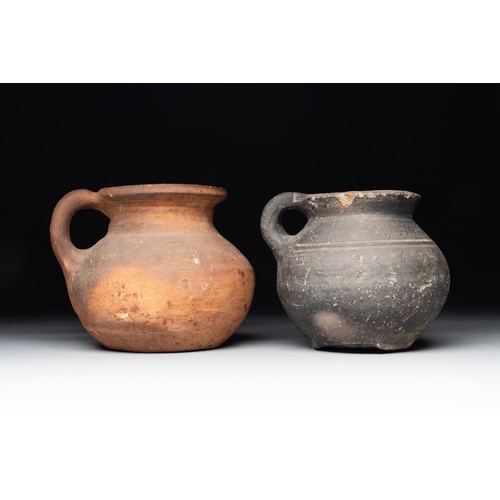 1173 - A collection of five German proto stoneware jugs and a vessel, 14th C.H.: 24,2 cm (the tallest)H.: 1... 