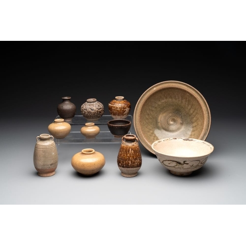 118 - A collection of 11 Chinese and South-East Asian monochrome wares, 15th C. and laterDia.: 24 cm - H.:... 