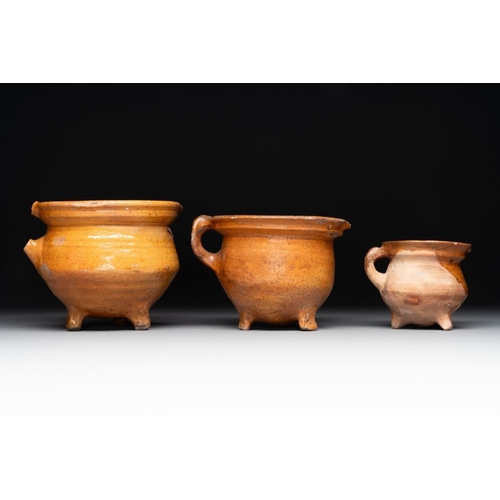 1188 - A collection of 10 parcel-glazed pottery so-called âgrapenâ, tripod cooking pots, 14th/17th C.L.... 