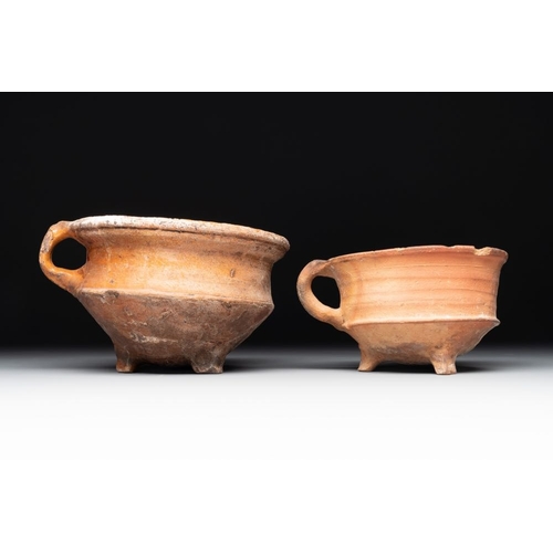 1188 - A collection of 10 parcel-glazed pottery so-called âgrapenâ, tripod cooking pots, 14th/17th C.L.... 