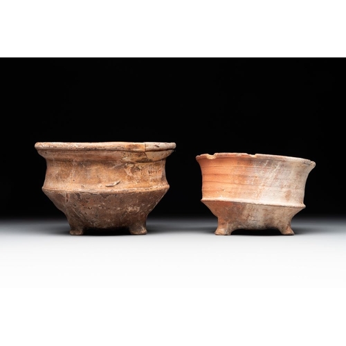 1188 - A collection of 10 parcel-glazed pottery so-called âgrapenâ, tripod cooking pots, 14th/17th C.L.... 