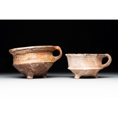 1188 - A collection of 10 parcel-glazed pottery so-called âgrapenâ, tripod cooking pots, 14th/17th C.L.... 