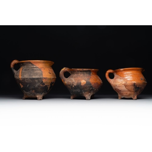 1188 - A collection of 10 parcel-glazed pottery so-called âgrapenâ, tripod cooking pots, 14th/17th C.L.... 