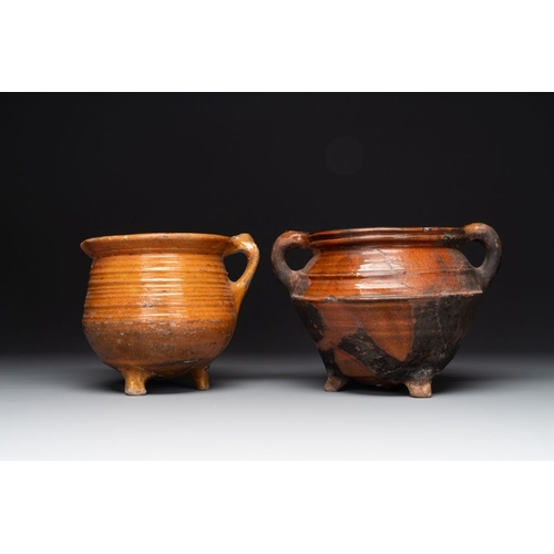 1188 - A collection of 10 parcel-glazed pottery so-called âgrapenâ, tripod cooking pots, 14th/17th C.L.... 