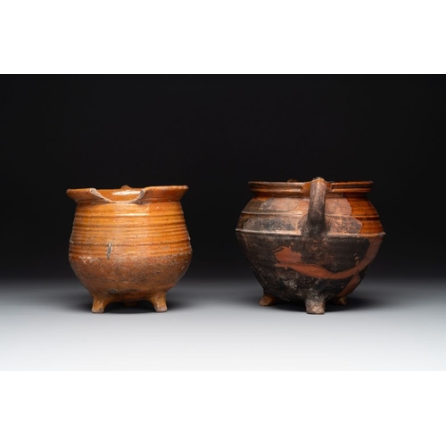 1188 - A collection of 10 parcel-glazed pottery so-called âgrapenâ, tripod cooking pots, 14th/17th C.L.... 