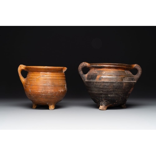 1188 - A collection of 10 parcel-glazed pottery so-called âgrapenâ, tripod cooking pots, 14th/17th C.L.... 