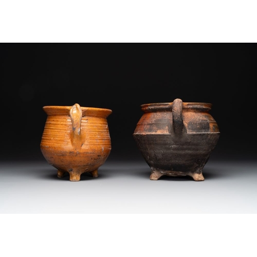 1188 - A collection of 10 parcel-glazed pottery so-called âgrapenâ, tripod cooking pots, 14th/17th C.L.... 