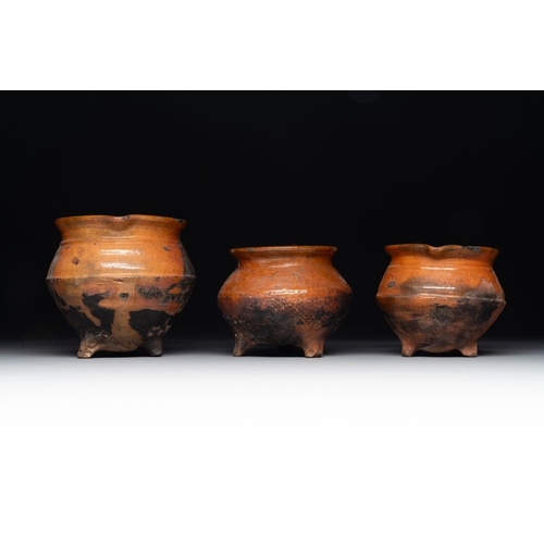 1188 - A collection of 10 parcel-glazed pottery so-called âgrapenâ, tripod cooking pots, 14th/17th C.L.... 