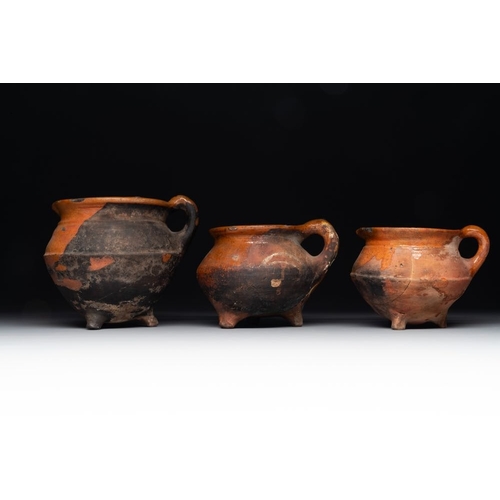 1188 - A collection of 10 parcel-glazed pottery so-called âgrapenâ, tripod cooking pots, 14th/17th C.L.... 