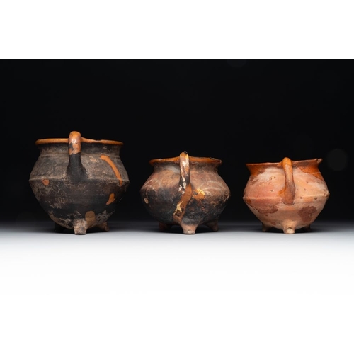 1188 - A collection of 10 parcel-glazed pottery so-called âgrapenâ, tripod cooking pots, 14th/17th C.L.... 