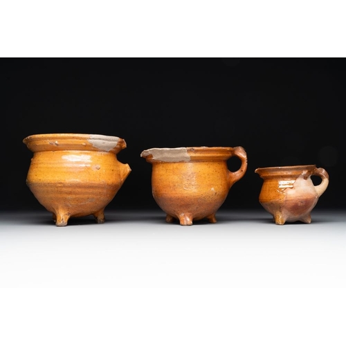 1188 - A collection of 10 parcel-glazed pottery so-called âgrapenâ, tripod cooking pots, 14th/17th C.L.... 