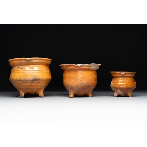 1188 - A collection of 10 parcel-glazed pottery so-called âgrapenâ, tripod cooking pots, 14th/17th C.L.... 