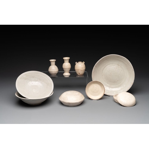 119 - A collection of nine Chinese white-glazed and cream-glazed wares, incl. Dehua, Song/MingDia.: 22 cm ... 