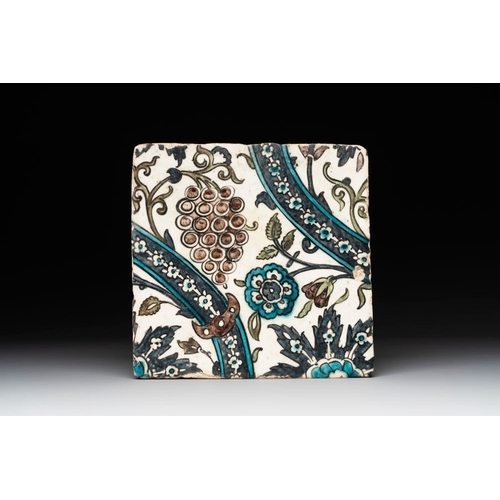 1195 - A Syrian Damascus Iznik-style tile with grape and flower scrolls, early 17th C.Dim.: 23 x 23,2 x 1,8... 