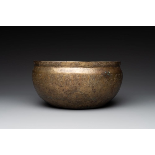 1196 - An engraved Khorasan bronze bowl, Iran, 12th C.Dia.: 26,5 cm -H.: 13,5 cm
... 