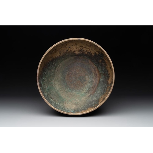 1196 - An engraved Khorasan bronze bowl, Iran, 12th C.Dia.: 26,5 cm -H.: 13,5 cm
... 