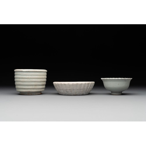 120 - A collection of 14 Chinese ding-type and white-glazed wares, Song/MingDia.: 16,5 cm-H.: 4 cm (the la... 