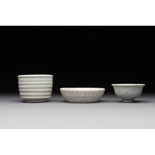 120 - A collection of 14 Chinese ding-type and white-glazed wares, Song/MingDia.: 16,5 cm-H.: 4 cm (the la... 