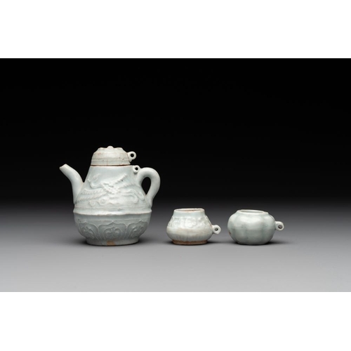 120 - A collection of 14 Chinese ding-type and white-glazed wares, Song/MingDia.: 16,5 cm-H.: 4 cm (the la... 