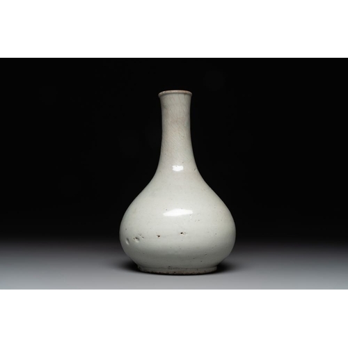 122 - Three Chinese monochrome wares, Qianlong mark, Ming and laterH.: 27 cm (the vase)Dia.: 7 cm - H.: 4 ... 