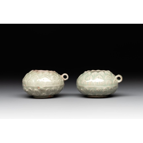 123 - A pair of Chinese Longquan celadon bird feeders, SongL.: 6 cm - H.: 3,6 cm
... 